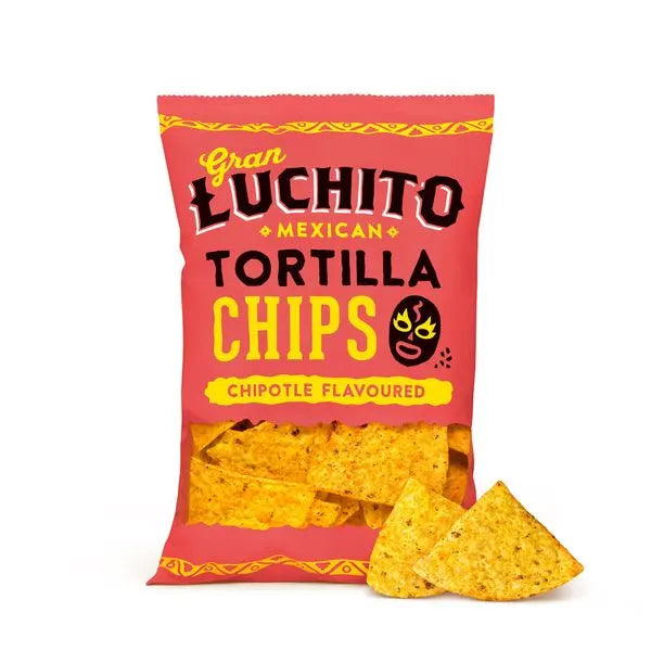 En pose med Gran Luchito Chipotle Tortilla Chips 150 g, laget av nixtamaliserte mais og full av røyksmak, med noen røykfargede tortillachips avbildet på utsiden av posen mot en hvit bakgrunn.