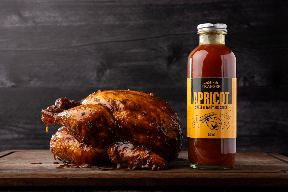 Grill kylling med Traeger Apricot BBQ Sauce 440ml fra Traeger for en smakfull kombinasjon - denne sausen er perfekt til kylling og svin på din neste grilldipp!.