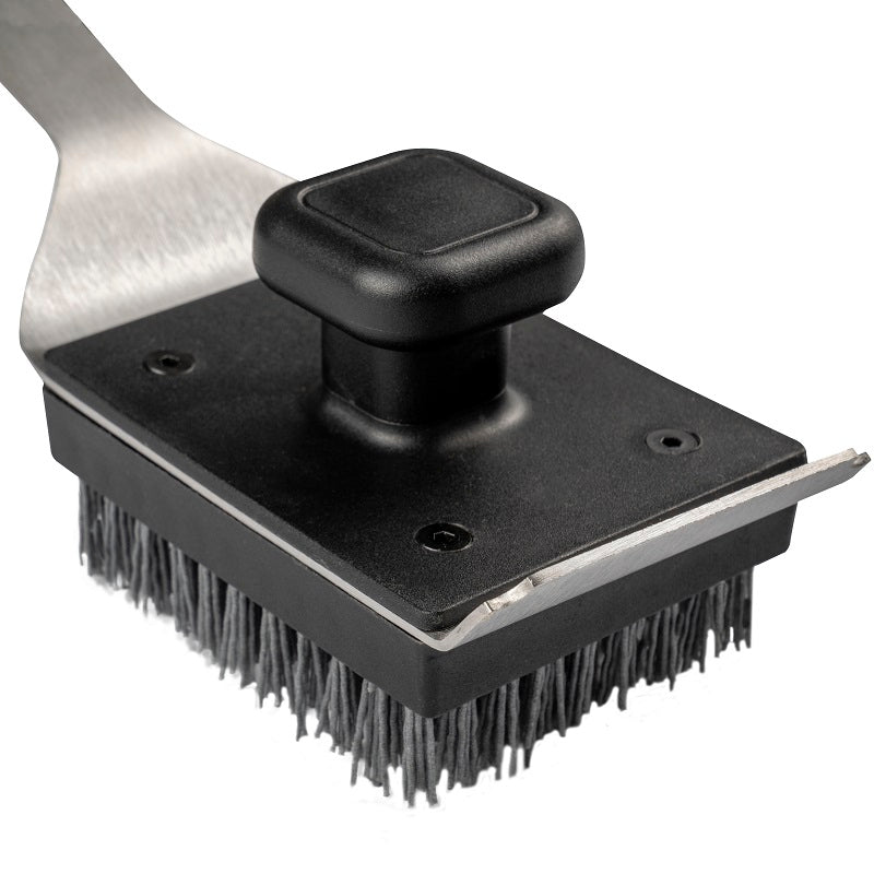 Nærbilde av Traeger BBQ Cleaning Brush - Grillbørste fra Traeger, med metallbørster, en flat skrapekant av metall og et svart plasthåndtak.
