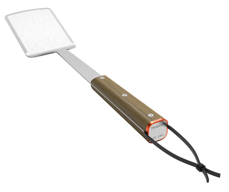Traeger BBQ Spatula - Teak fra Traeger har et rustfritt stålblad, håndtak i teak med synlige skruer og en opphengsløkke i lær - perfekt til grilling.