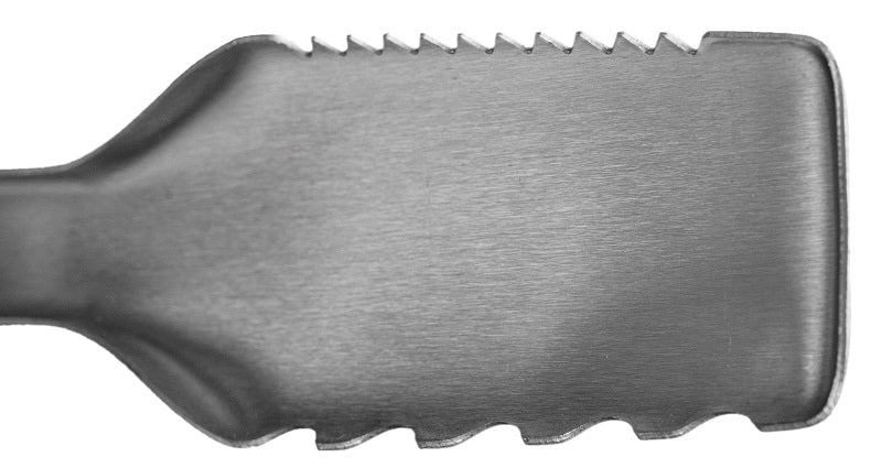 Nærbilde av Traeger BBQ Tongs - Teak fra Traeger, med håndtak i slitesterk teak og spisser i rustfritt stål for varig ytelse.