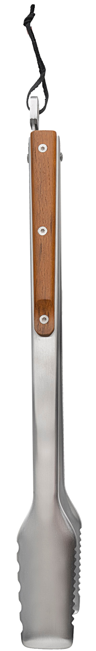 Nærbilde av Traeger BBQ Tongs - Teak fra Traeger, som viser det elegante teakhåndtaket og den slitesterke konstruksjonen i rustfritt stål.