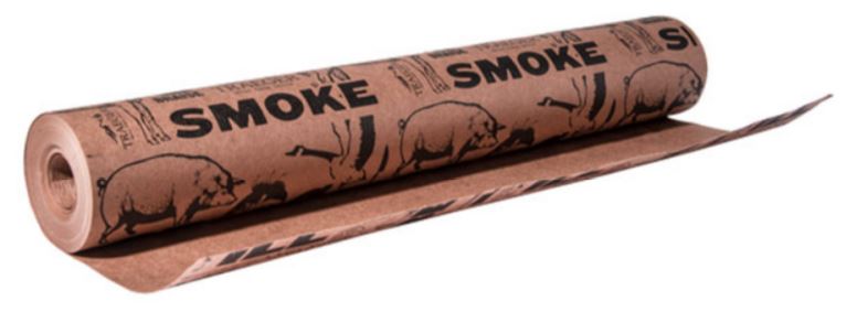 En 22,9 m lang rull med Traeger Butcher Paper fra Traeger, laget av brunt kraftpapir med svarte griseillustrasjoner og ordet "SMOKE" trykt flere ganger på overflaten.