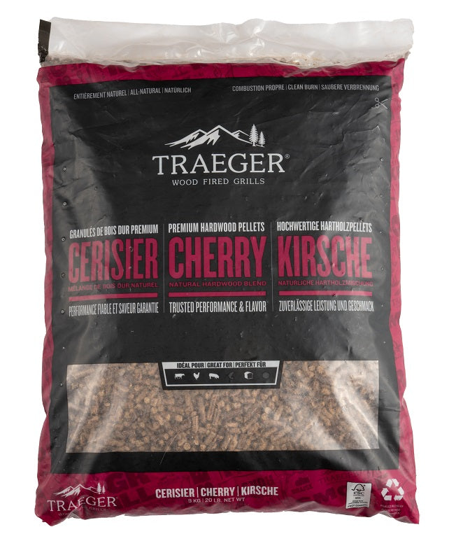 Traeger FSC Cherry Pellets 9 kg er laget av 100 % trevirke for vedfyrte griller og leveres i rød og hvit emballasje med engelsk, fransk og tysk tekst for en rik røyksmak.