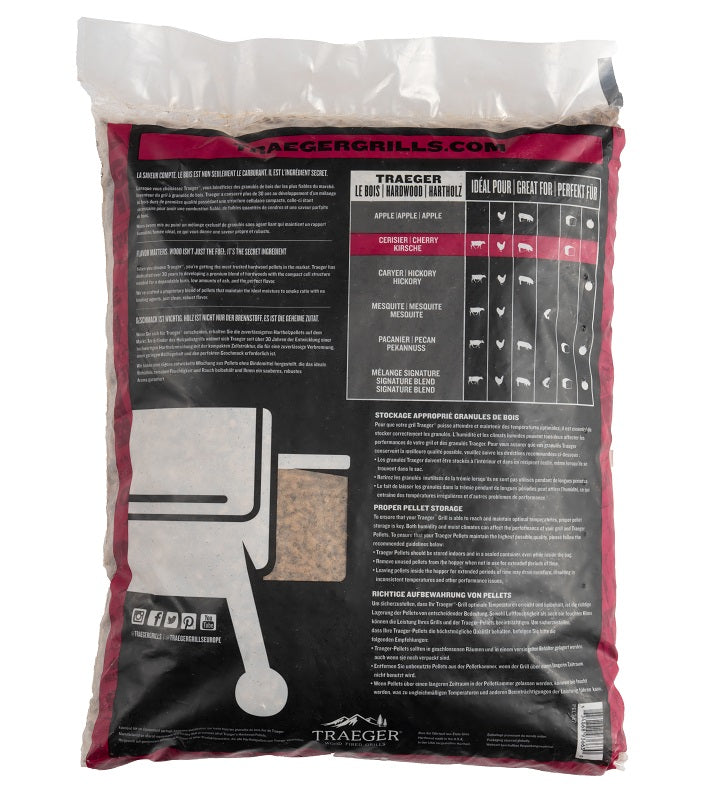En 9 kg sekk med Traeger FSC Cherry Pellets by Traeger, laget av 100 % trevirke, med produktinformasjon og røyksmak-bruksanvisning trykt på emballasjen.