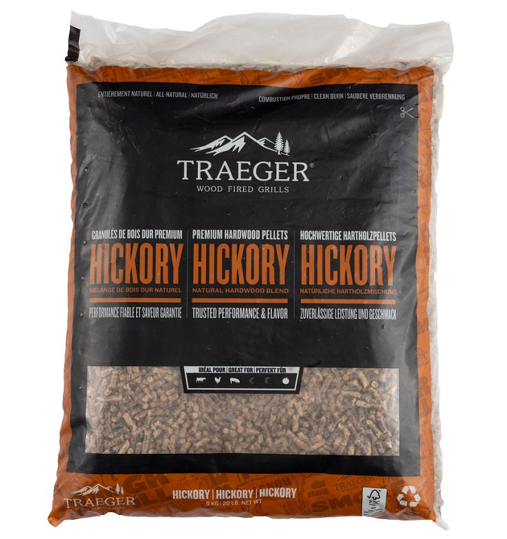 En 9 kg tung pose med Traeger FSC Hickory Pellets - 100 % naturlig trepellets for griller - har Traeger-merkevare og hickory-røyksmak på emballasjen.