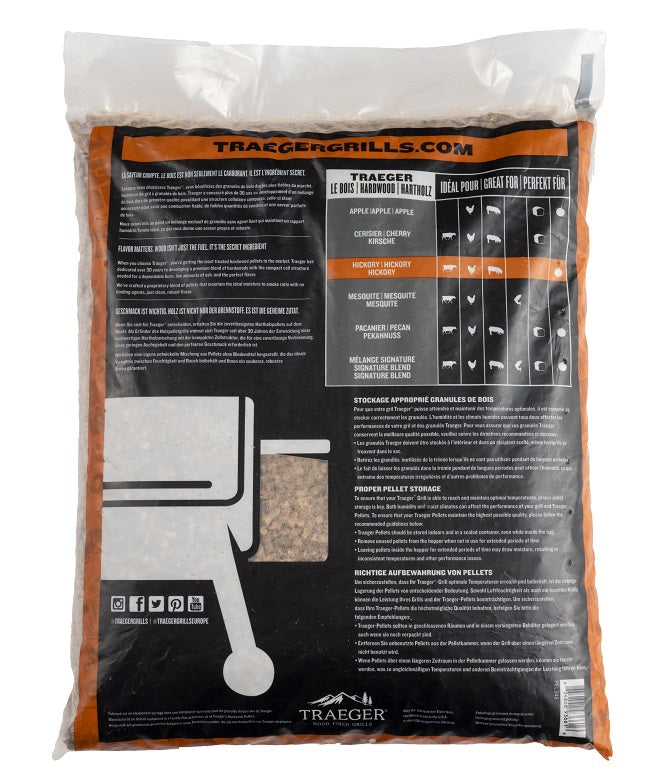 En 9 kg stor pose med Traeger FSC Hickory Pellets leverer 100 % naturlig trevirke til grilling, med produktinformasjon, tips og en oversikt over ideelle matkombinasjoner og røyksmaker direkte på emballasjen.