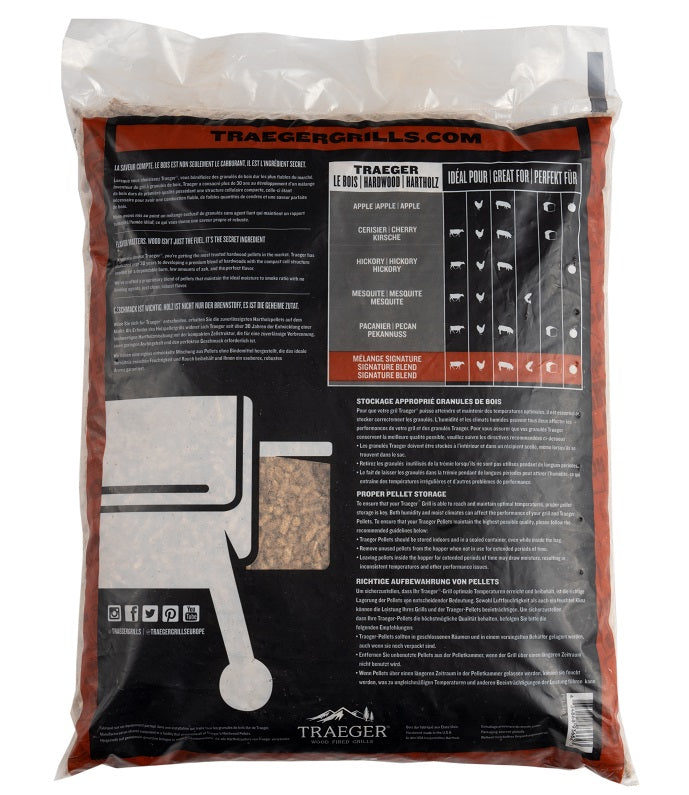 En gjennomsiktig pose Traeger FSC Signature Blend Pellets 9 kg med etikett, bruksanvisning og et diagram som viser røykintensiteten fra 100 % trevirke og anbefalte matkombinasjoner for hver smak.