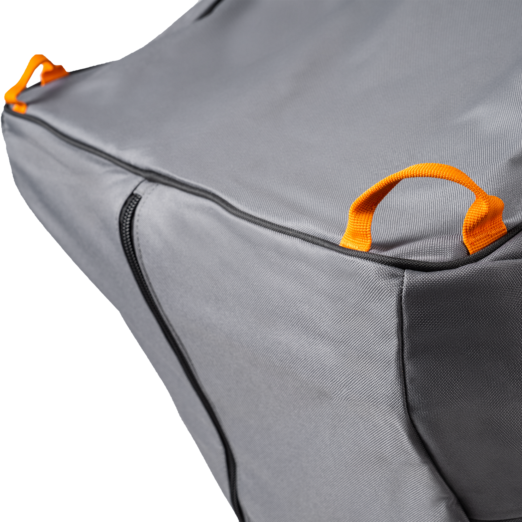 Nærbilde av Traeger Full Length Grill Cover for Timberline L i grått stoff med oransje håndtak og svart glidelås, fra Traeger, vist mot en hvit bakgrunn.