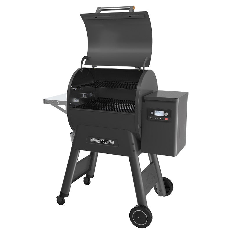 Traeger Ironwood D2 650 pelletsgrill har åpent lokk, sidehylle, digitalt WiFIRE-kontrollpanel og hjul for enkel transport.