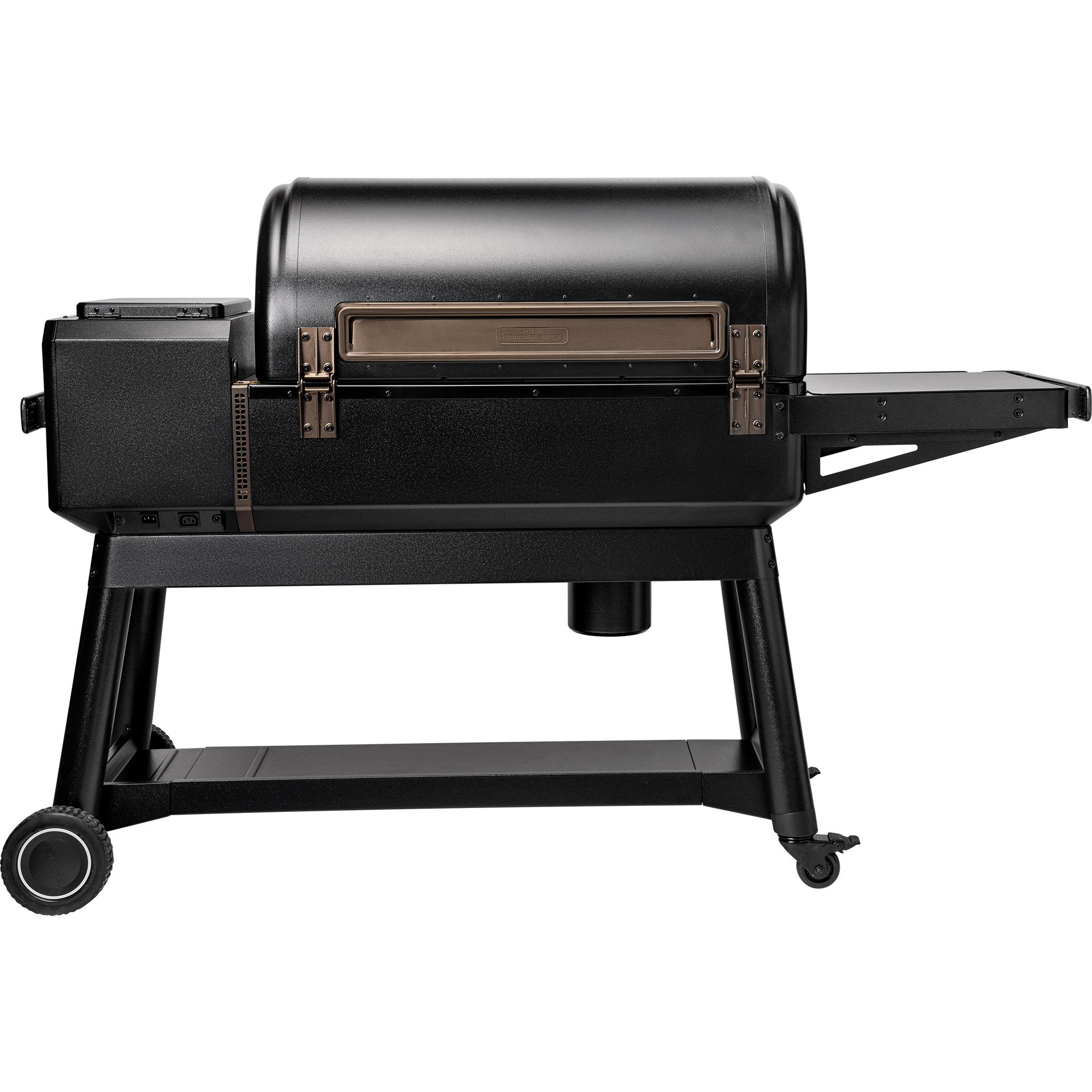 Traeger Ironwood XL pelletsgrill er en svart utegrill med sylindrisk lokk, solide ben, to hjul på den ene siden, kontrollpanel og sidehylle som gir autentisk vedfyrt smak mot en ensfarget bakgrunn.