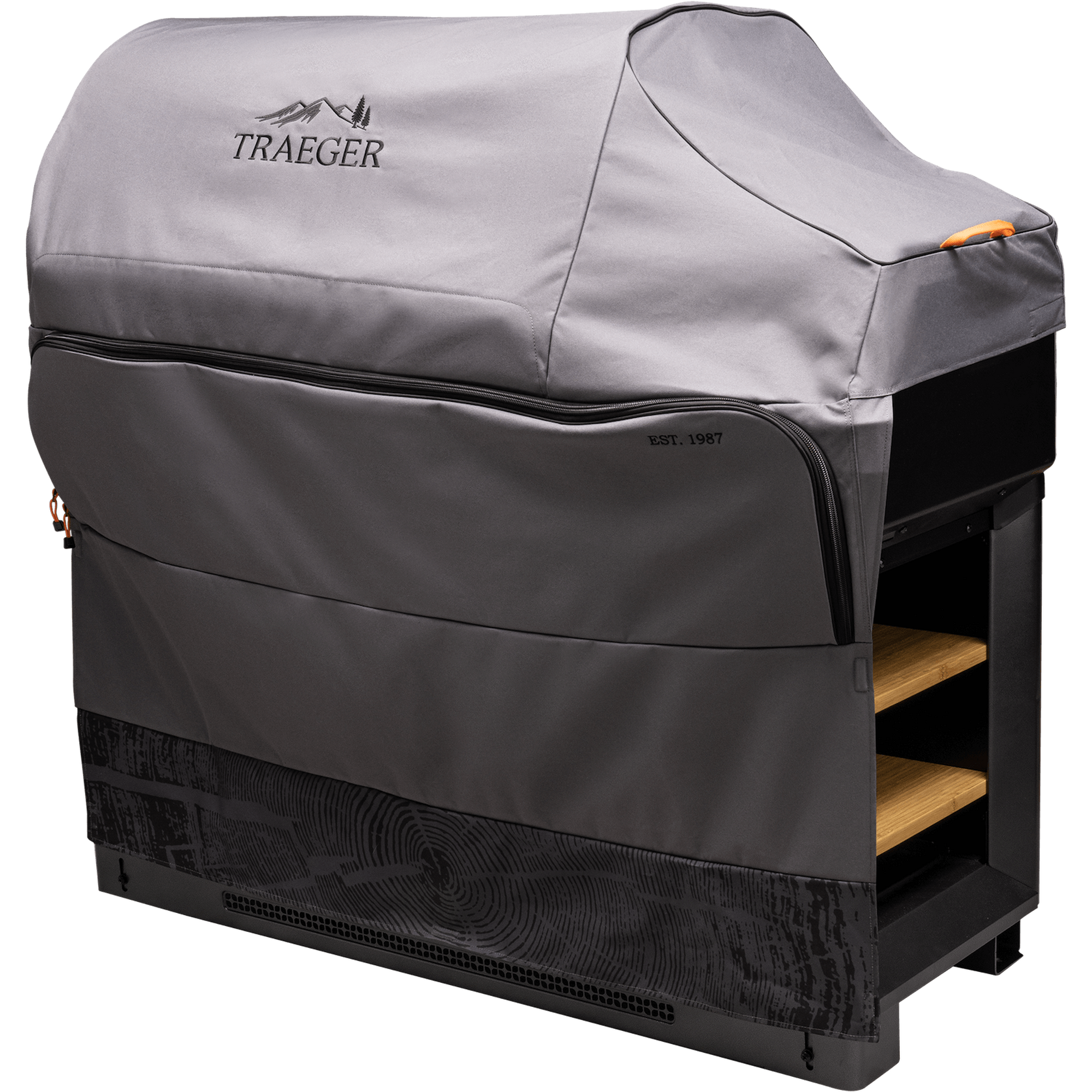 En overbygd Traeger Timberline XL-grill med trehyller og Traeger Outdoor Kitchen Grill Cover for Timberline XL - et værbestandig grilltrekk i grått stoff med Traeger-logo og fjellgrafikk.