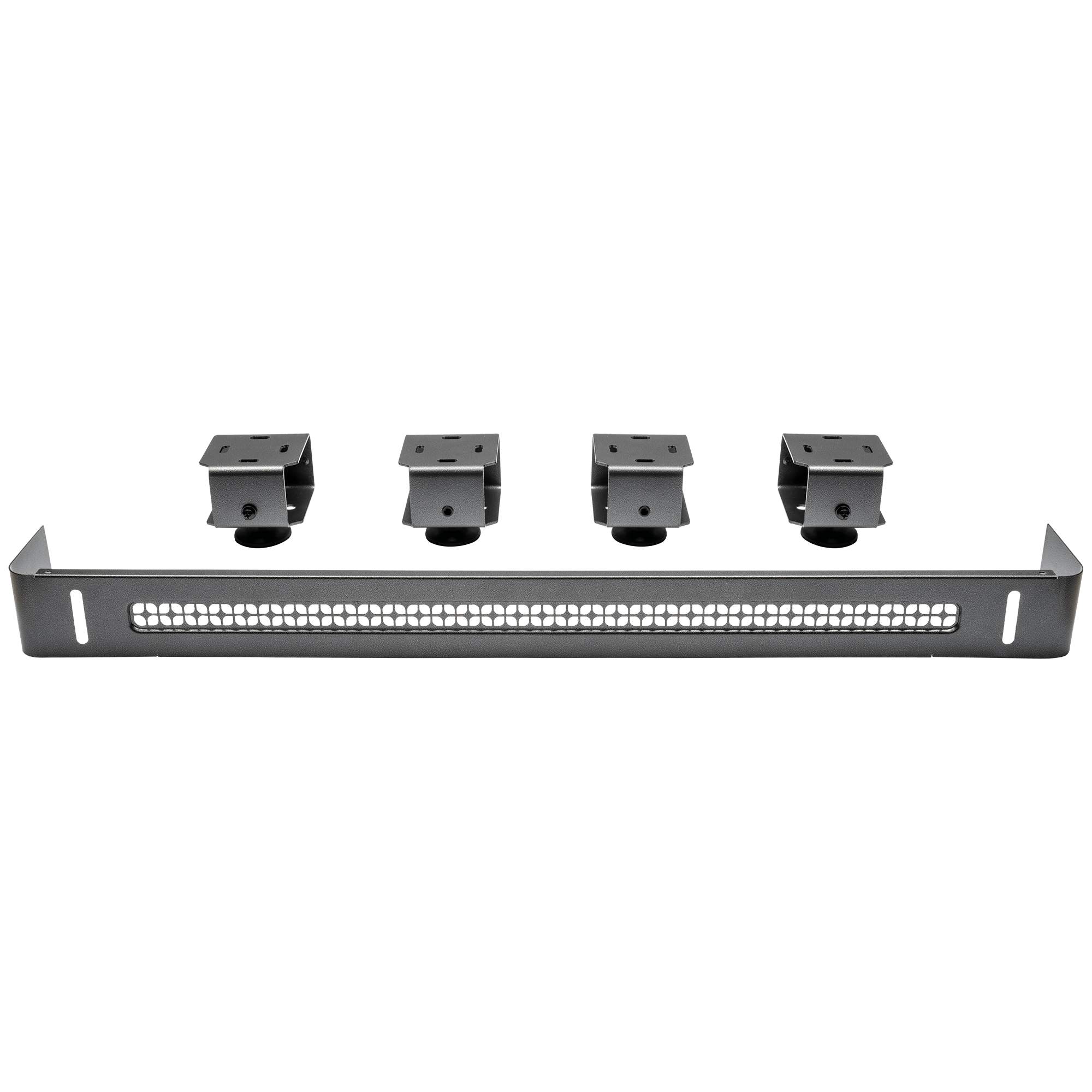 Traeger Outdoor Kitchen Trim Kit for Timberline L fra Traeger inkluderer et svart metallpanel med ventilasjonsåpninger og fire svarte monteringsbraketter, vist på en hvit bakgrunn - perfekt for Timberline L-grilltilbehøret ditt.
