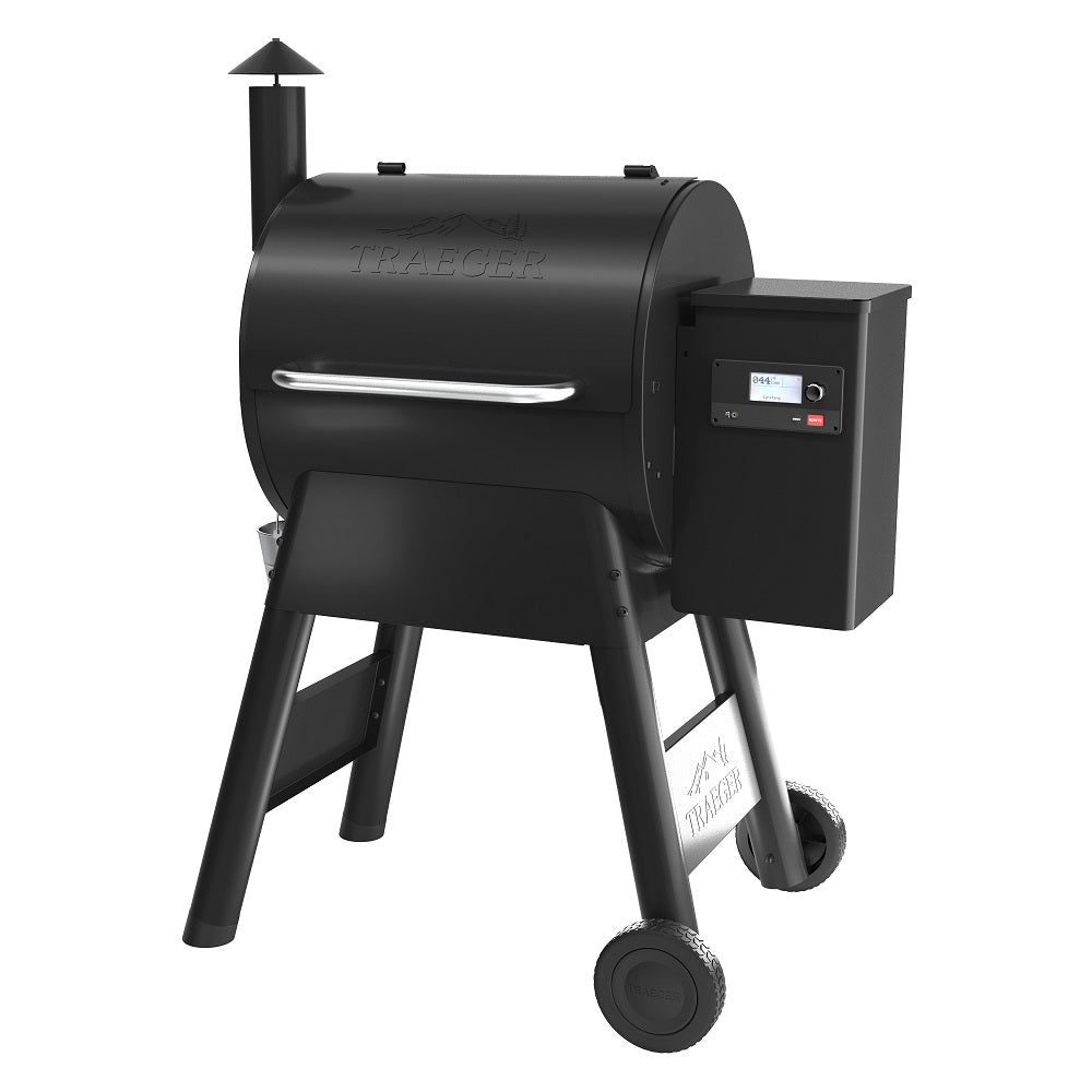 Traeger Pro D2 575 pelletsgrill fra Traeger leveres i svart med digitalt kontrollpanel, skorstein på siden og fire solide ben - to av dem med hjul for enkel forflytning.