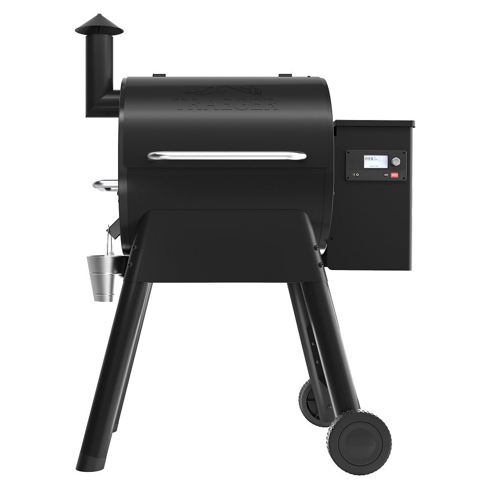 Traeger Pro D2 575 pelletsgrill fra Traeger kommer i svart og har en sidetank, kontrollpanel, WiFIRE-teknologi, skorstein og to hjul for enkel transport.