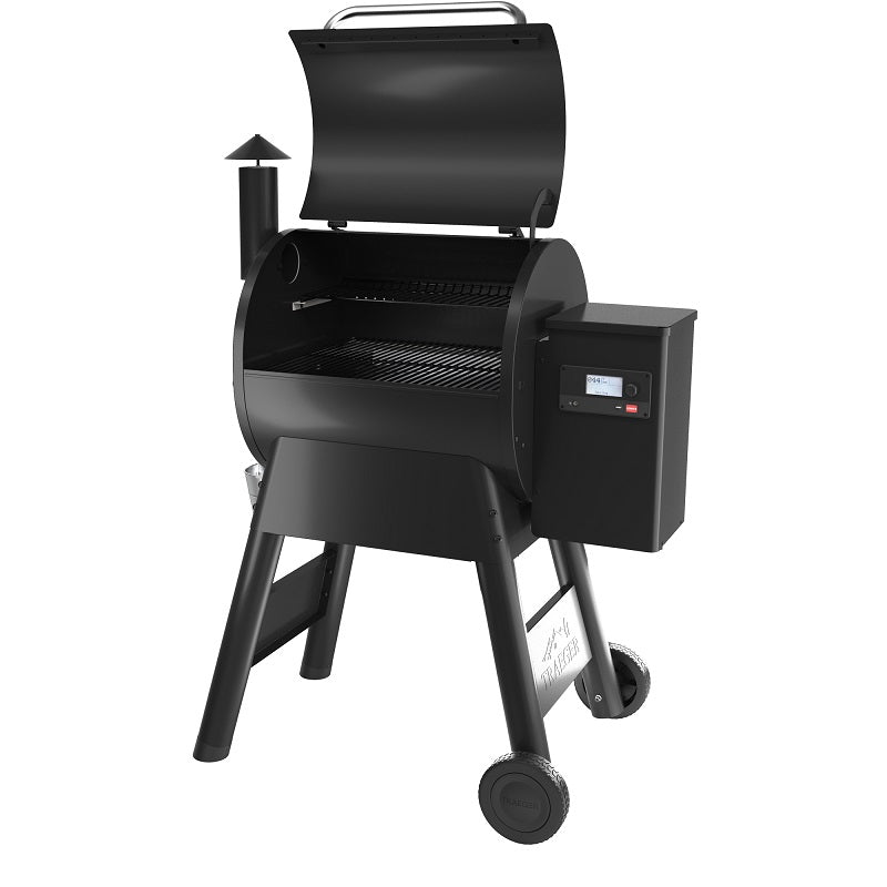 Traeger Pro D2 575 pelletsgrill fra Traeger er svart, med WiFIRE-teknologi, digitalt kontrollpanel, skorstein på venstre side, åpent lokk og to hjul for enkel mobilitet.