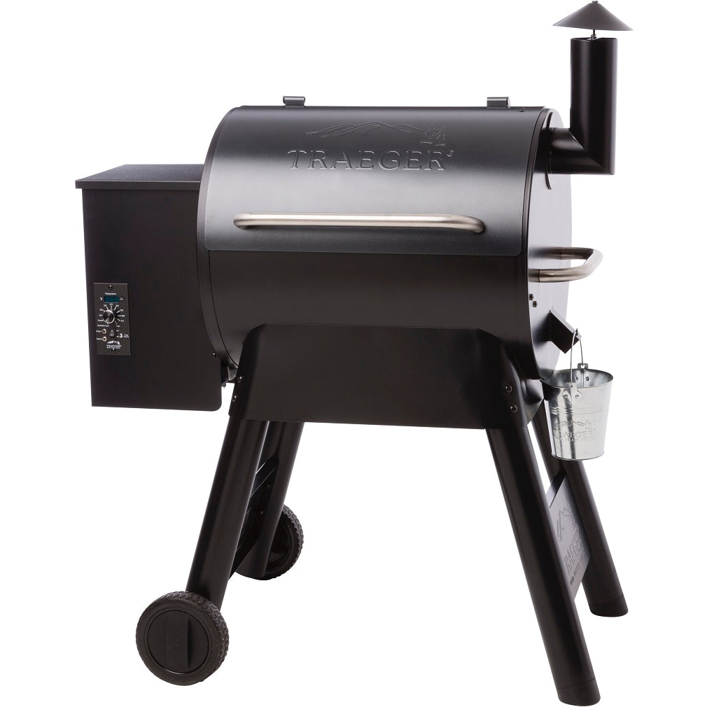 Traeger Pro Series 22 pelletsgrill fra Traeger har et kontrollpanel på siden, to ben med hjul og en metallbøtte på høyre side - perfekt for autentisk vedfyrt grillsmak.