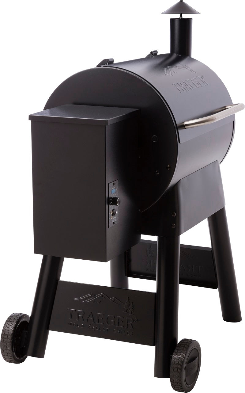 Traeger Pro Series 22 pelletsgrill fra Traeger har et svart sylindrisk kammer, skorstein, sidebeholder, solide ben og hjul for enkel mobilitet - ideelt for autentisk vedfyrt grillsmak.
