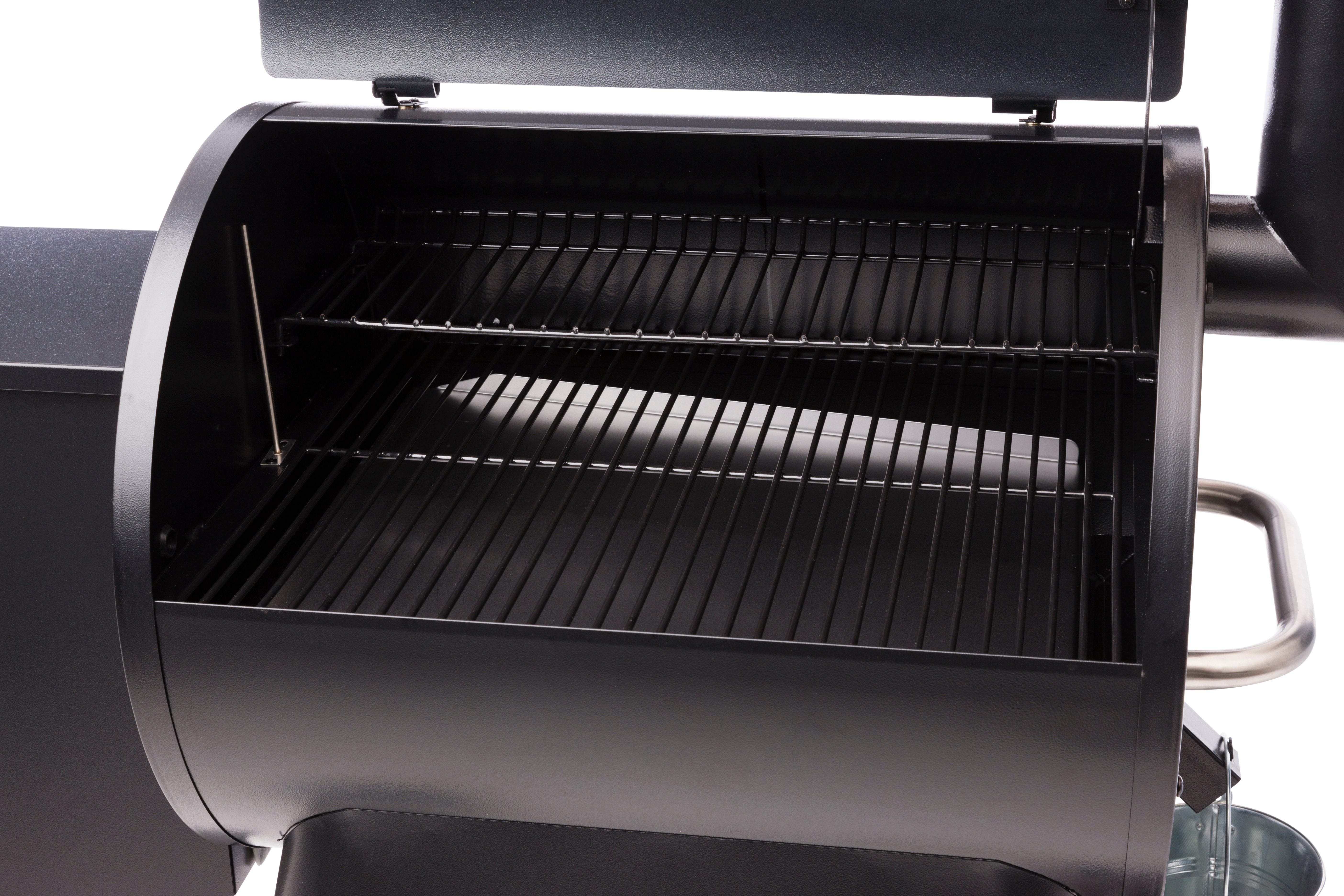 Nærbilde av en tom, svart Traeger Pro Series 22 pelletsgrill med lokket åpent og to stekehyller - perfekt til din neste grillfest.