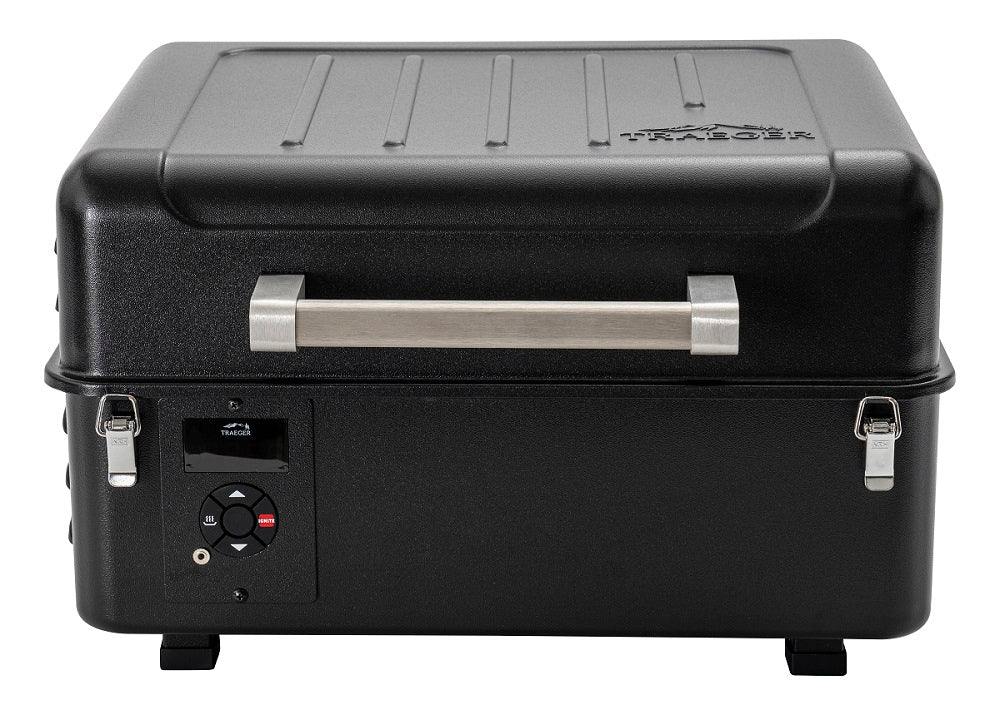 Møt Traeger Ranger mobil pelletsgrill: en kompakt, svart bærbar grill med rektangulært lokk, håndtak i rustfritt stål, kontrollpanel og digitalt frontdisplay - perfekt for praktisk og smakfull grilling hvor som helst.