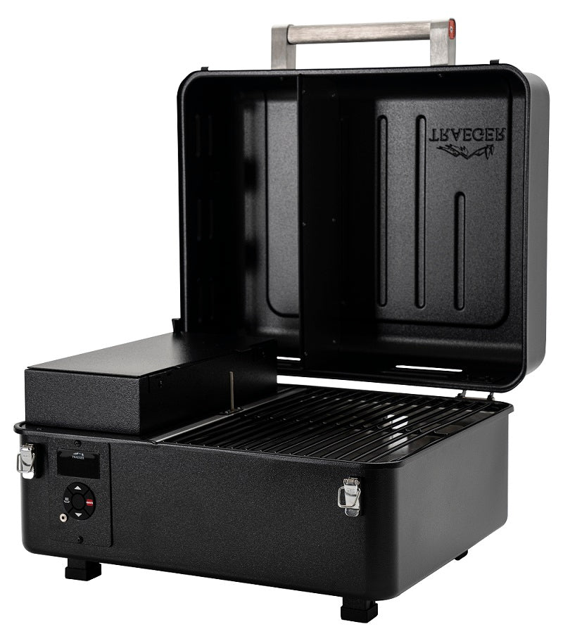 En bærbar Traeger Ranger mobil pelletsgrill i svart med lokket åpent, slik at grillristen og betjeningsknappene foran kommer til syne.