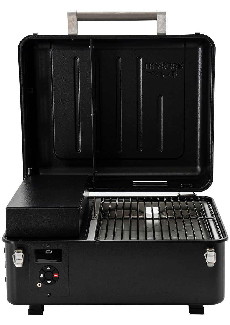 Traeger Ranger mobil pelletsgrill er en bærbar, sort pelletsgrill med åpen låg, synligt grillrist og frontmontert kontrollpanel til venstre.