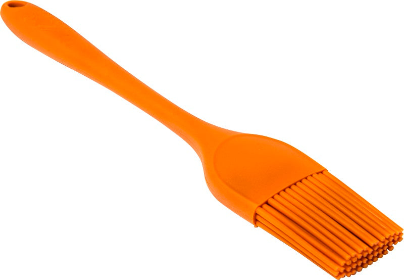 Traeger Silicone Basting Brush - matpensel har et oransje håndtak og varmebestandig silikonbust mot en hvit bakgrunn.
