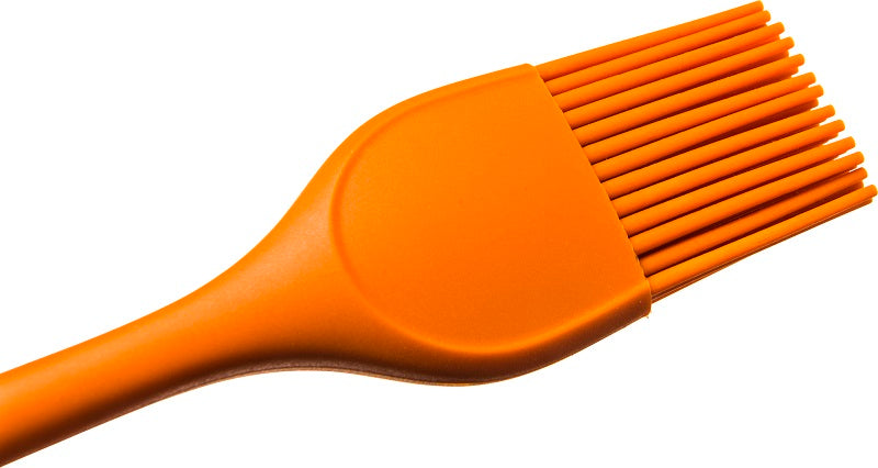 Traeger Silicone Basting Brush - matpensel er en oransje, varmebestandig silikonpensel med et flatt børstehode og langt skaft, som vises mot en hvit bakgrunn.