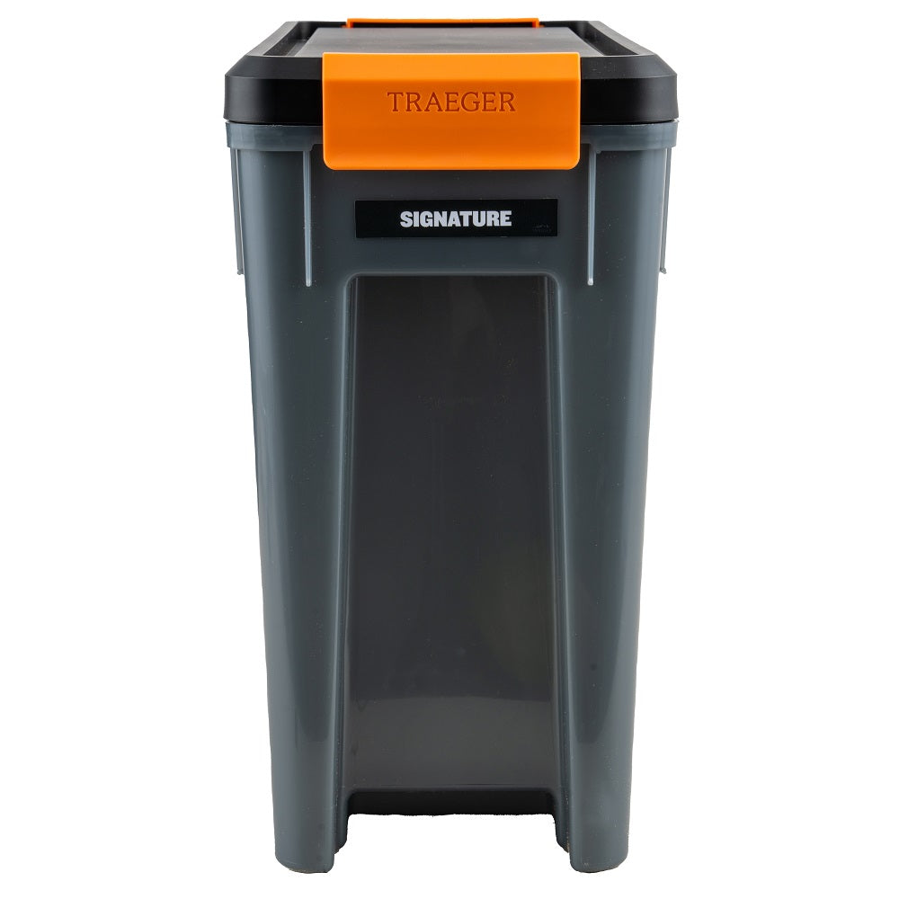 Traeger Staydry Pellet Bin and Lid fra Traeger er en grå, rektangulær beholder med svart lokk og oransje lås merket TRAEGER SIGNATURE, ideell for lufttett pelletsboks og pelletsoppbevaring.