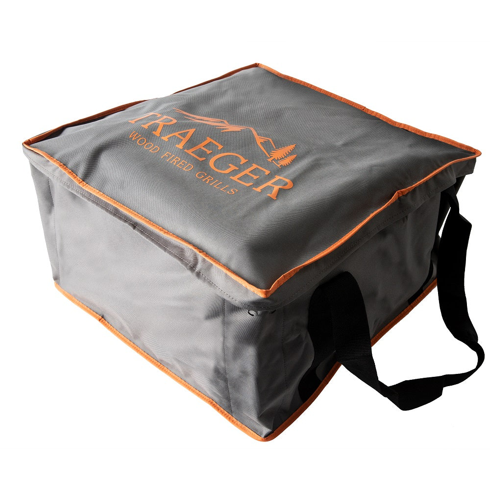 Traeger To-Go Bag fra Traeger er en grå, værbestandig veske med oransje kant og logo, designet for Ranger-grillen. Den har et lokk med glidelås og svart skulderrem.