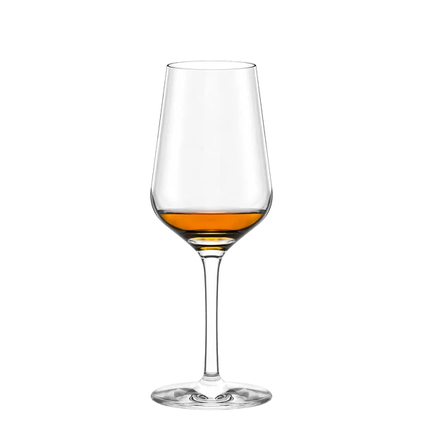Et klart Stölzle Lausits Tulipanglass 205 ml med en liten mengde ravfarget væske, satt mot en vanlig hvit bakgrunn.