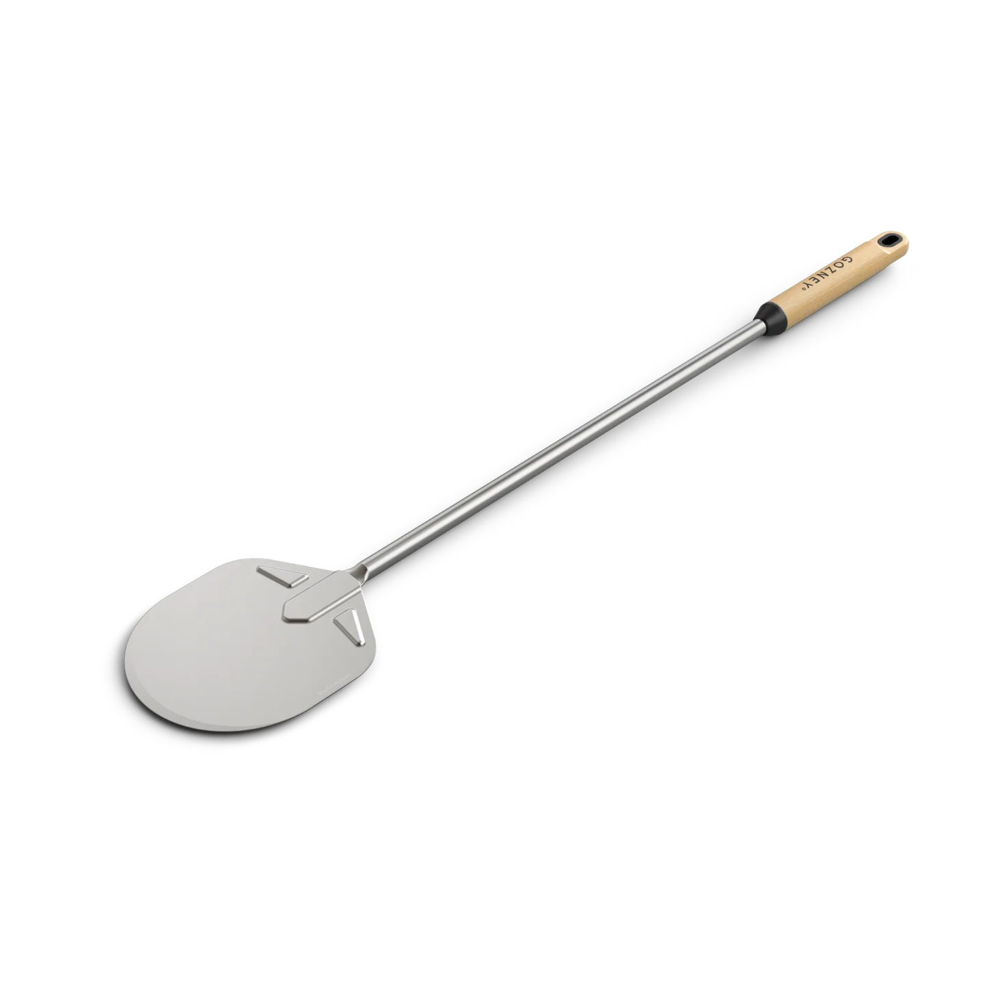 Gozney Utility Turning Peel fra Gozney har et flatt, rundt metallblad og et trehåndtak - et ideelt pizzatilbehør. Avbildet mot en hvit bakgrunn.