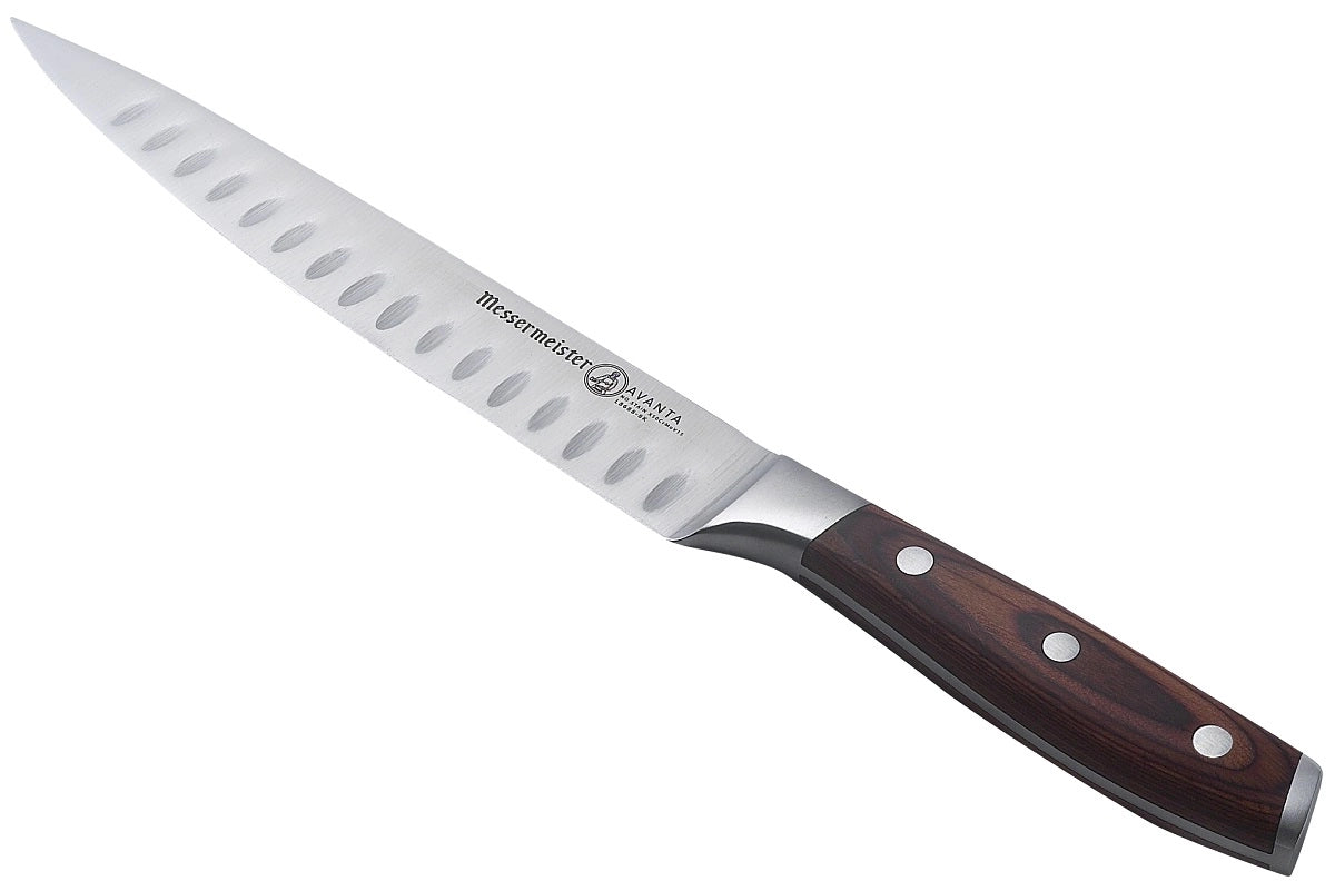 Messermeister Avanta Stekegaffel & Utskjæringskniv med blad i rustfritt stål og mørkt trehåndtak med tre nagler, vist på hvit bakgrunn.