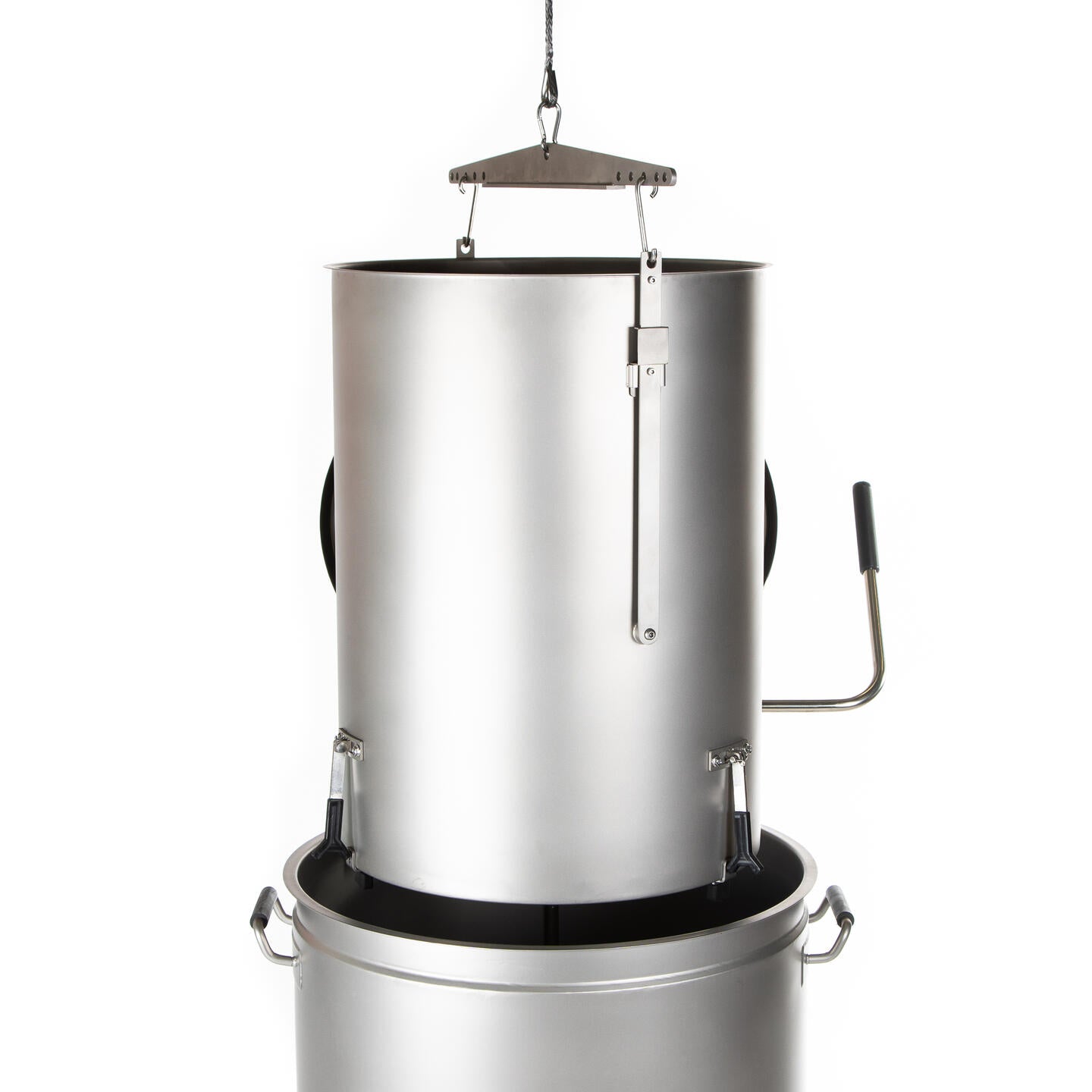 En sylindrisk beholder i rustfritt stål med et sveivhåndtak henger over en annen, støttet av en løftemekanisme i metall, utformet for å sikre effektivitet i Brewtools B180 bryggesystem 2x230V 6,6 kW | Bryggemaskin.