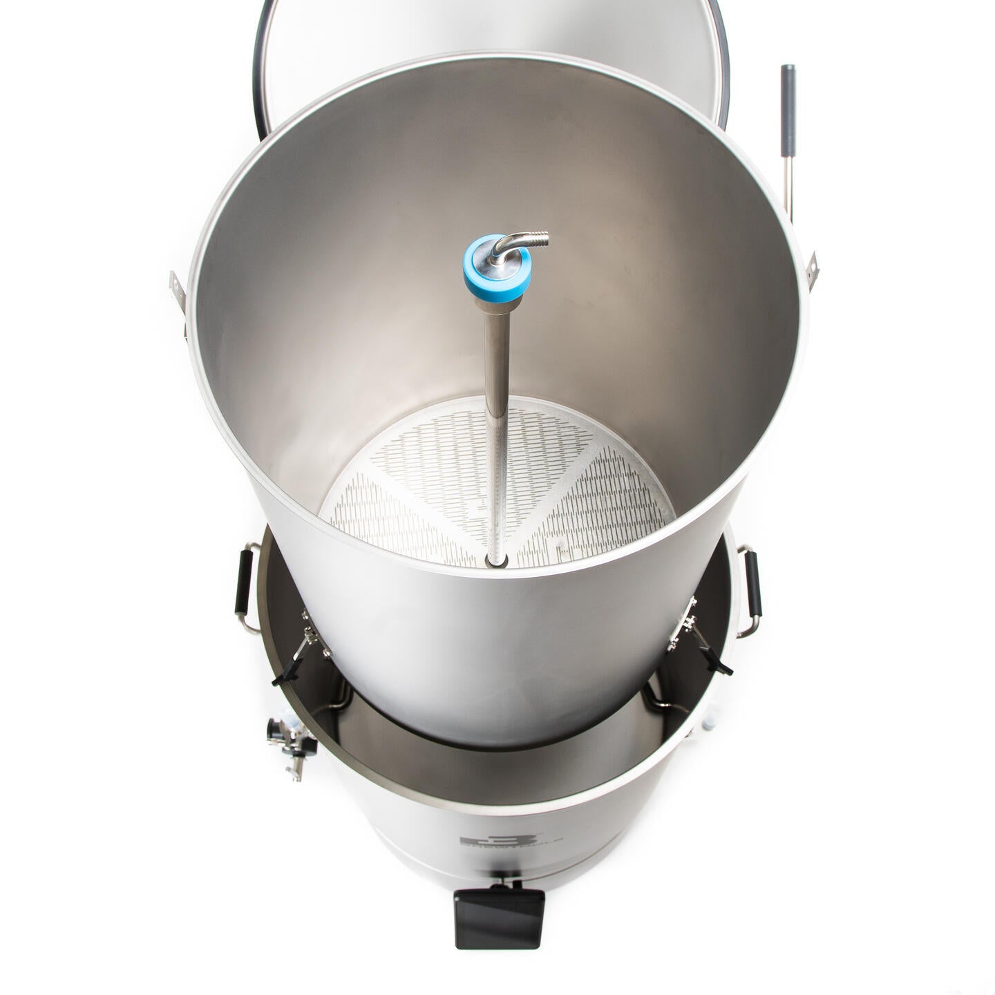 Oversiktsbilde av et Brewtools B180 bryggesystem 2x230 V 6,6 kW | Bryggemaskin med åpent lokk, som viser den innvendige perforerte falske bunnen og det sentrale røret – perfekt for ethvert hjemmebryggingsoppsett.