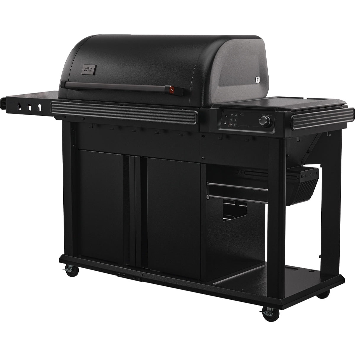 Den svarte Traeger Woodridge Elite Pelletsgrill har lukket lokk, sidehyller, kontrollpanel, oppbevaringsskap, hjul for mobilitet og WiFIRE-teknologi for smart grilling.