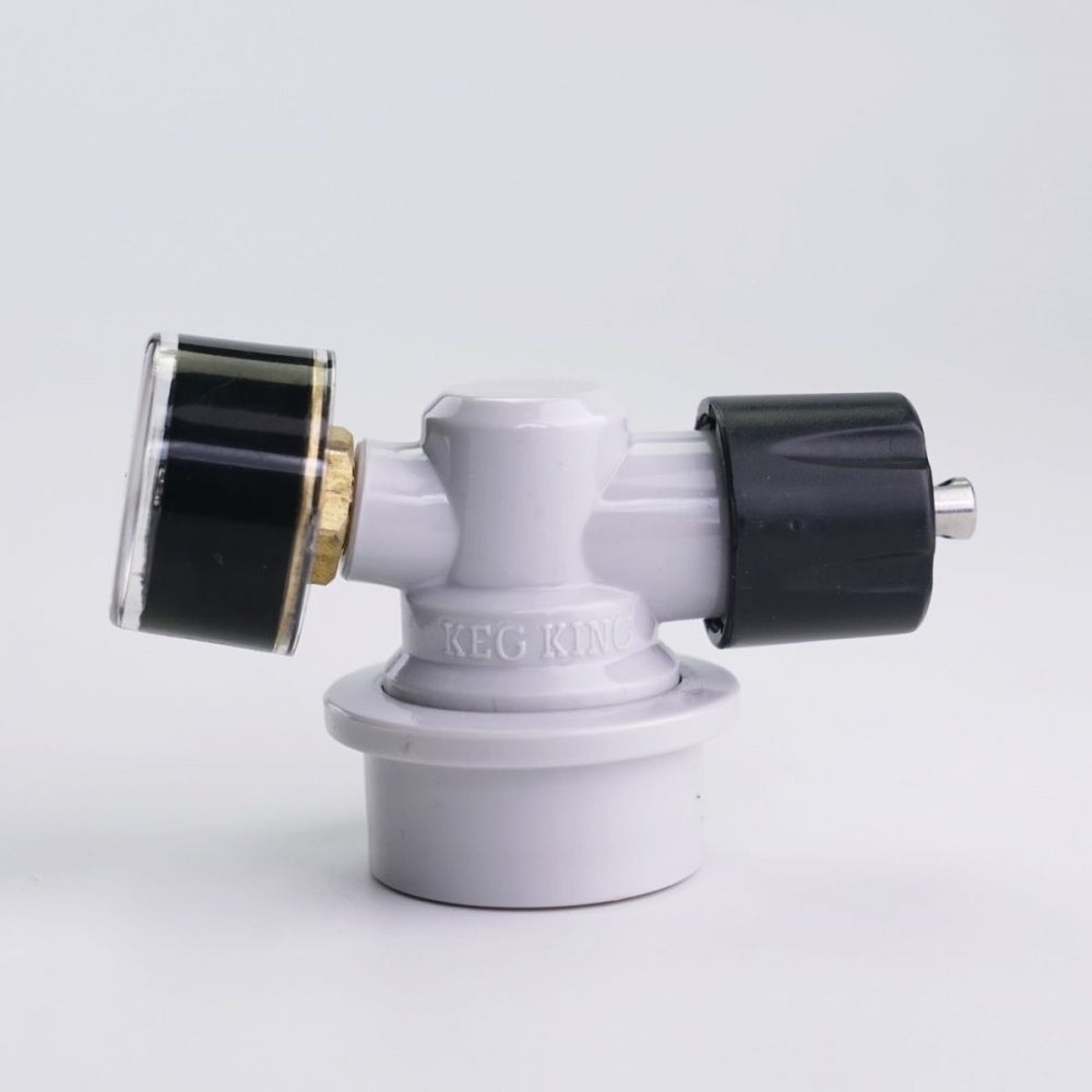 Keg King Spundy - Compact Spunding Valve har en hvit plastkontakt med beslag i svart og messing, designet for hjemmebrygging eller bruk som spundingventil, vist på en vanlig lys bakgrunn.