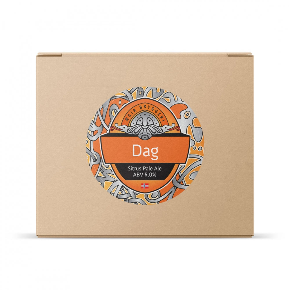 En brun eske med en rund, fargerik etikett med teksten "Ægir Utpå Dagen Sitrus Pale Ale ABV 5,0%" på forsiden - perfekt for hjemmebrygging med denne ølsetten fra Brewshop.