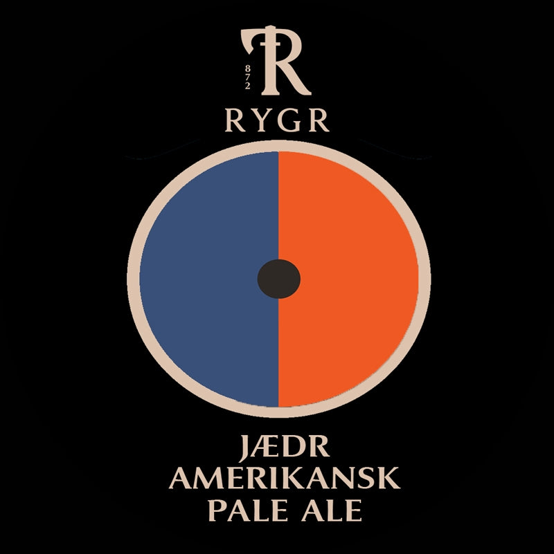 En sirkulær blå-oransje logo med "RYGR JÆDR AMERIKANSK PALE ALE" under på svart, ideell for hjemmebryggere som bruker Brewshop RYGR Jædr Amerikansk Pale Ale allgrain ølsett til å brygge sin egen American Pale Ale.