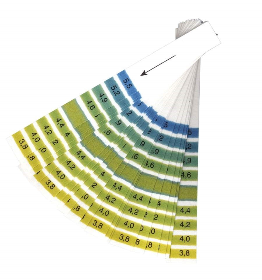 Vinoferm pH-papirstrips ØL 3,8 - 5,5 (20stk) viser en fargeskala fra gult til blått og er ideelle for å sjekke pH-verdien i surøl uten et måleinstrument.