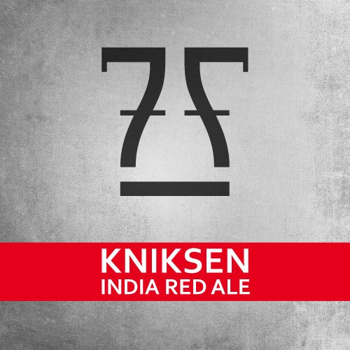 En stilisert svart logo troner over et rødt banner med hvit tekst "7 Fjell Kniksen India Red Ale - allgrain ølsett" på en grå teksturert bakgrunn, ideelt for enhver hjemmebrygger som bruker Brewshops dristige kit.