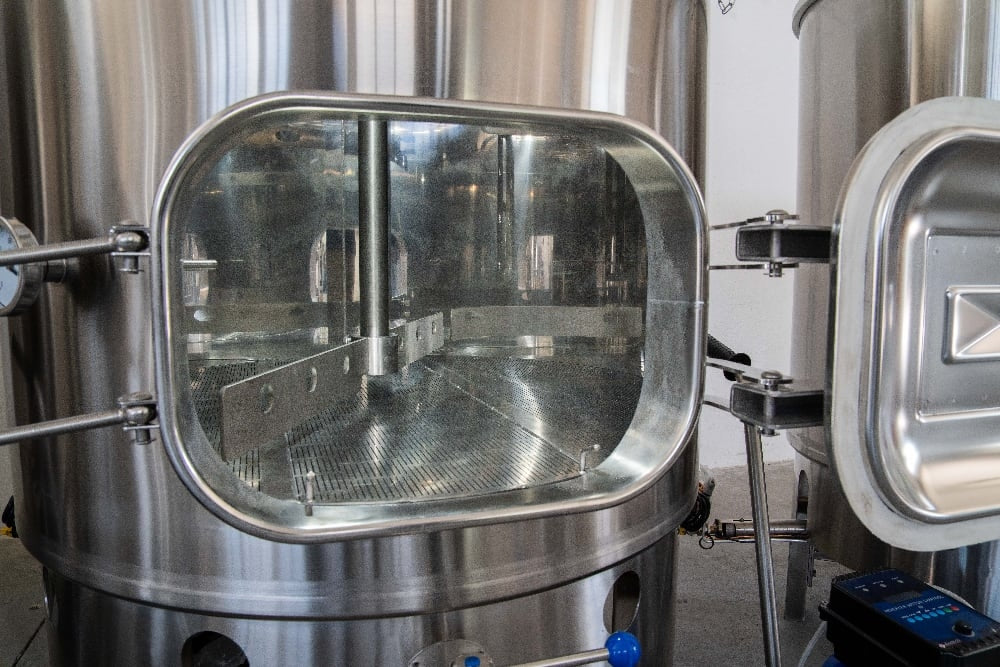 Et nærbilde av EnoBeer Enobrau 500 Professional Flame avslører den romslige tanken i rustfritt stål med et åpent vindu, perfekt for et gassfyrt brygghus. Dette profesjonelle oppsettet fra EnoBeer er ideelt for avansert brygging.
