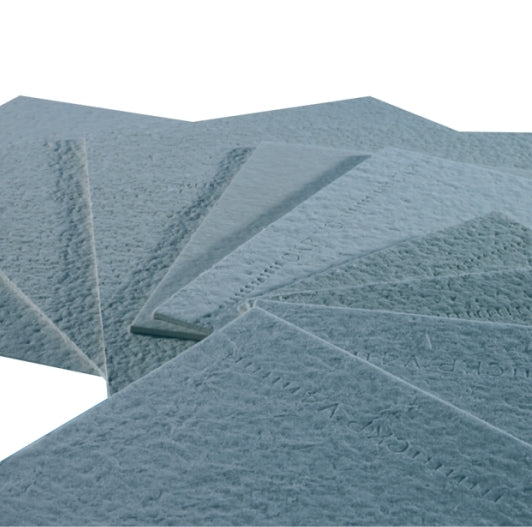 Flere stablede og overlappende grå fibersementplater vises, noe som ligner det lagdelte utseendet til Grifo V16 Filterplater 2 micron, 20x20cm for Grifo Platefilter (25 plater), vist mot en hvit bakgrunn.