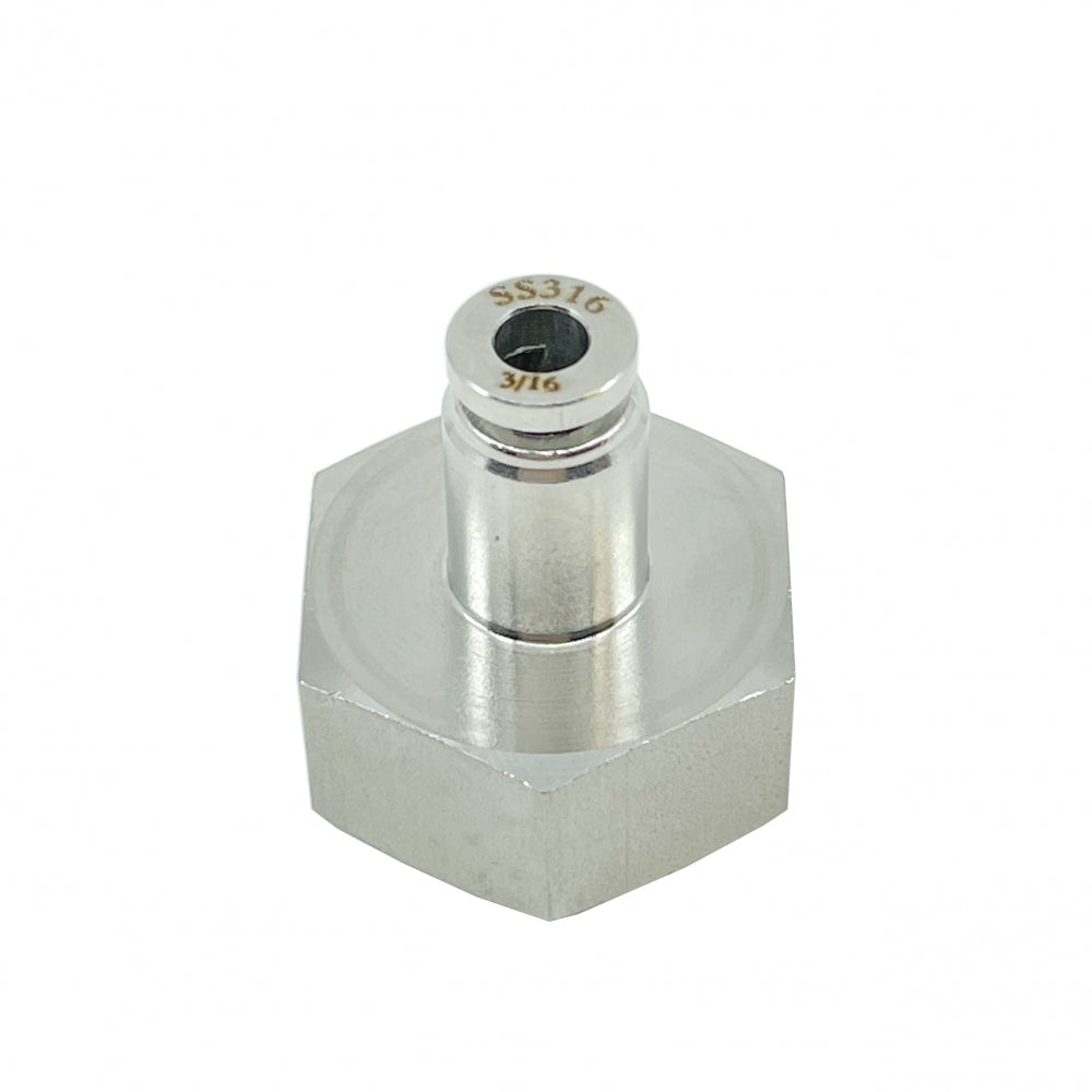 Project Brew Overgang F 5/8" BSP - 3/16" Rustfritt stål er en sekskantet fitting i rustfritt stål med en sylindrisk stolpe, SS316 3/16 merket topp, ideell som KeyKeg fettkobling eller ølslangekobling, vist isolert på hvit.