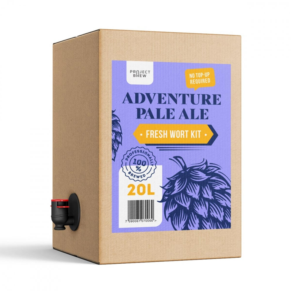 Project Brew Adventure Pale Ale - 20L Fresh Wort Kit: en pappeske med kran og blått design, laget for hjemmebryggingsfans i stil med en Sierra Nevada-klon.