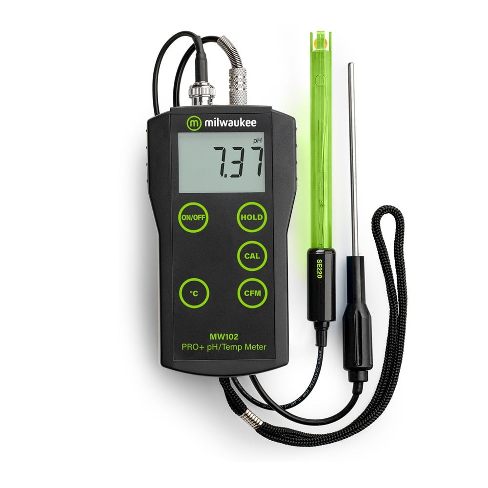 Milwaukee MW102 PRO+ pH meter med utskiftbar probe fra Milwaukee viser pH 7,37, har laboratoriekvalitet, grønn pH-probe, temperaturprobe og temperaturkompensasjon for presise målinger.