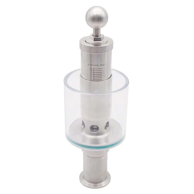 Brewshop 1,5" Tri-Clamp Spunding Valve med skala 0-2,2 bar er et instrument i rustfritt stål og glass med målmarkeringer og et avrundet håndtak på toppen, perfekt for bruk som justerbar spundingventil under gjæring.