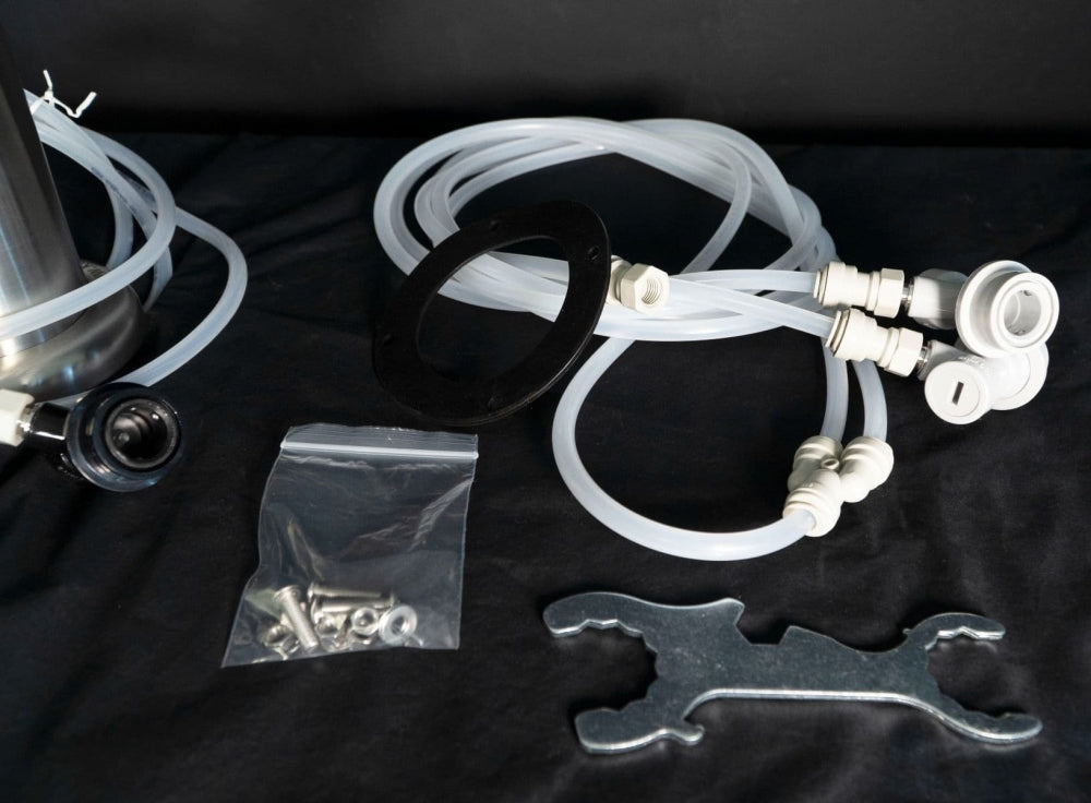 Keg King FasTap Font Kit inneholder slanger, koblinger, en pakning, skruer i en plastpose og en metallnøkkel - alt du trenger til kegeratoren din eller installering av en Ultratap tappekran.