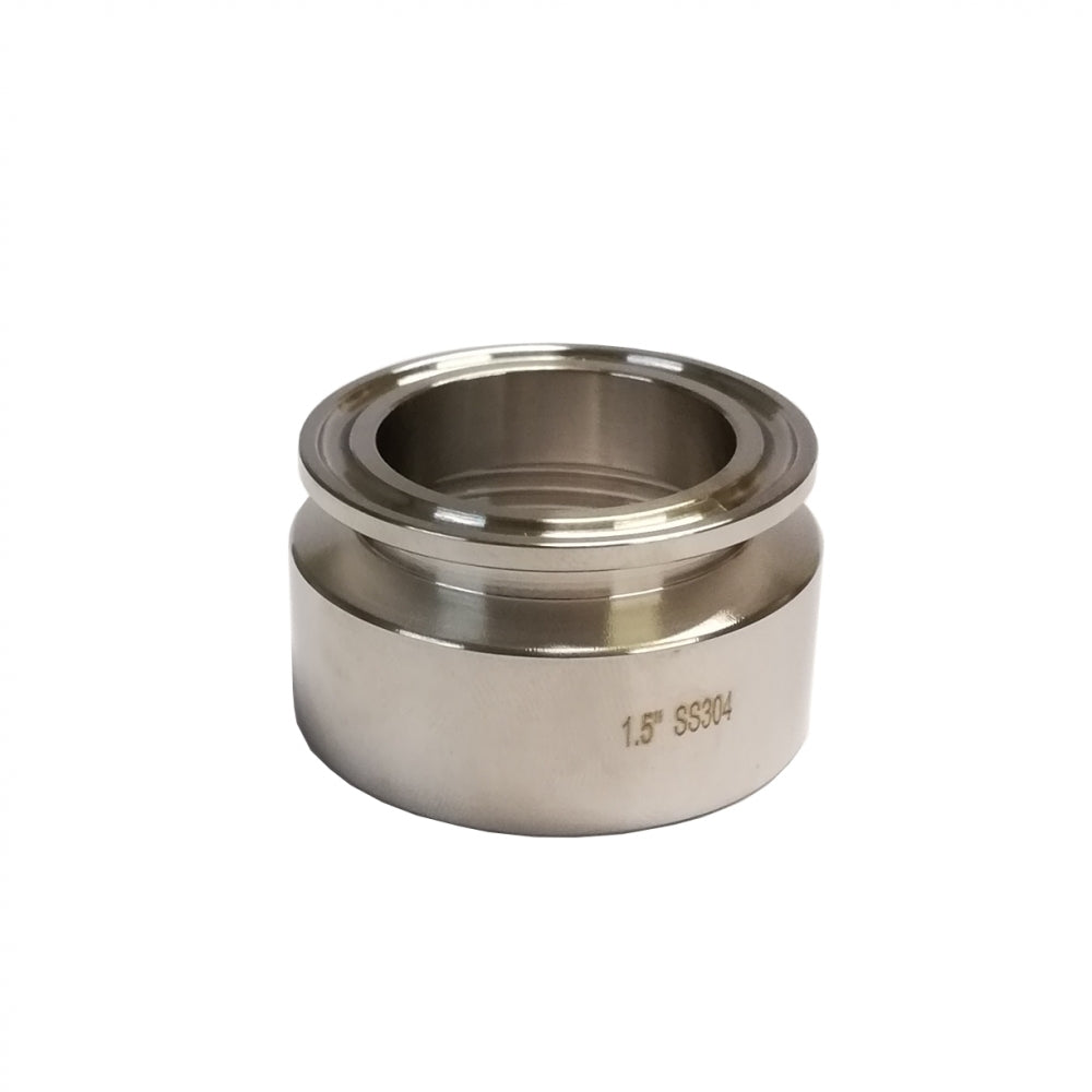 Brewshop Adapter DN40 Female (DIN 32676) til 1,5" Tri-Clamp, laget av slitesterkt SS304 rustfritt stål med gravert etikett, vist på hvit bakgrunn.