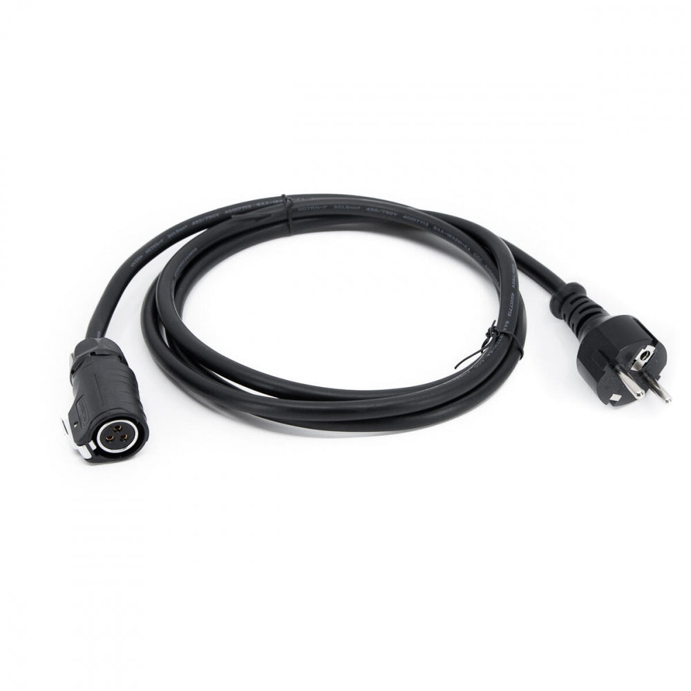 En Brewtools Strømkabel 10A, 1,5 mm2, Schuko, 2 m er pent opprullet på en hvit bakgrunn, med en svart kabel med Schuko-plugg og en rund trepinners kontakt i hver ende.